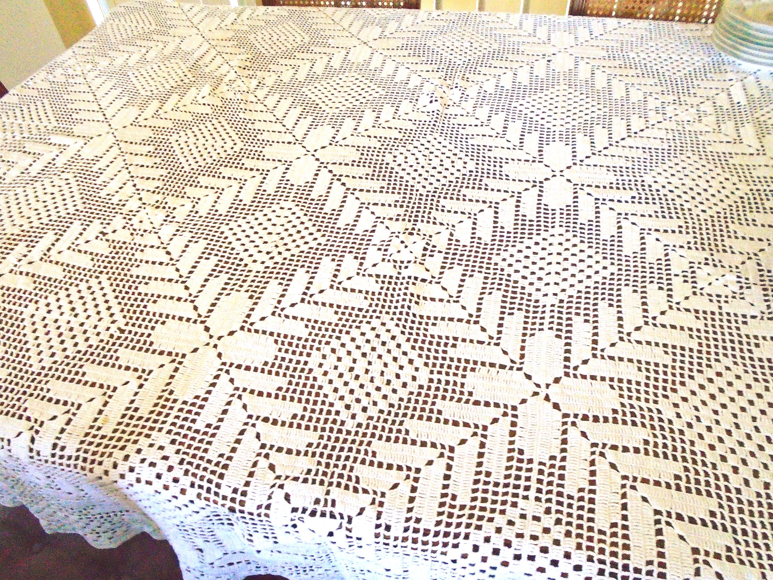 かぎ針編みのテーブルクロス、白地にダイヤモンドのシェブロン模様。長