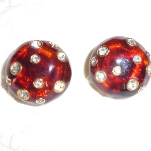 Orecchini Kenneth Lane anni &#39;70. Orecchini bombati in lucite ambrata con strass e anello placcato oro. Stile retrò, stile passerella.
