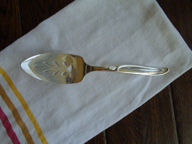 ONEIDA COMMUNITY SILVERPLATE Cake Server Winsome Pattern repeats in cut outs of paddle Vintage Silver Plated Server