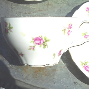Cinco juegos de taza y platillo Victoria Rose, con detalles dorados. Checoslovaquia