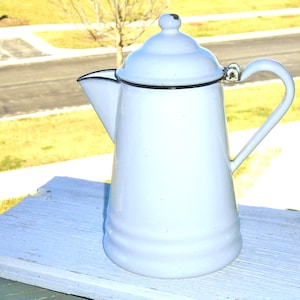 Hervidor de café estilo rústico de esmalte blanco. Acabado azul marino y pico colador. Vintage.