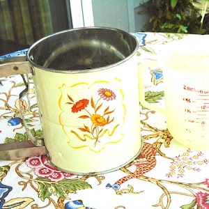 Tupperware Measuring Cup and 3 Screen Sifter, Androck Hand-i-Sift, Made in U.S. of A. Red lettering measures. Vintage