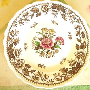 Plato Grindley China Marlborough Royal Petal "Cathay" de 23 cm. Peonías rosas rodeadas de hojas marrones. Inglaterra. Colores permanentes.