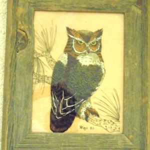 Vintage Hinterglas-Eulen-Malerei, natürlicher hölzerner Rahmen, Sackleinen-Hintergrund. Von N Kayne 83'.