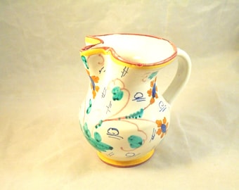 Les crémiers choisissent un pichet bleu, bec serti, fabriqué en Italie. Garnitures dorées pour cottage anglais, Falcon Ware, Angleterre. Crémier ou peut-être pour le sirop.