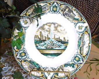 Chicago by Salem, Souvenir Plate. Buckingham Fountain Center, 6 Museums and Marshal Fields Clock, with Green/Yellow Scenes