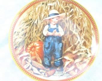 Skördesamlingstallrik, Barndomsminnen-serien, nummer 6777D. Tillverkad i USA, 1986. Ett barns ögon och hjärta, 20 cm D.