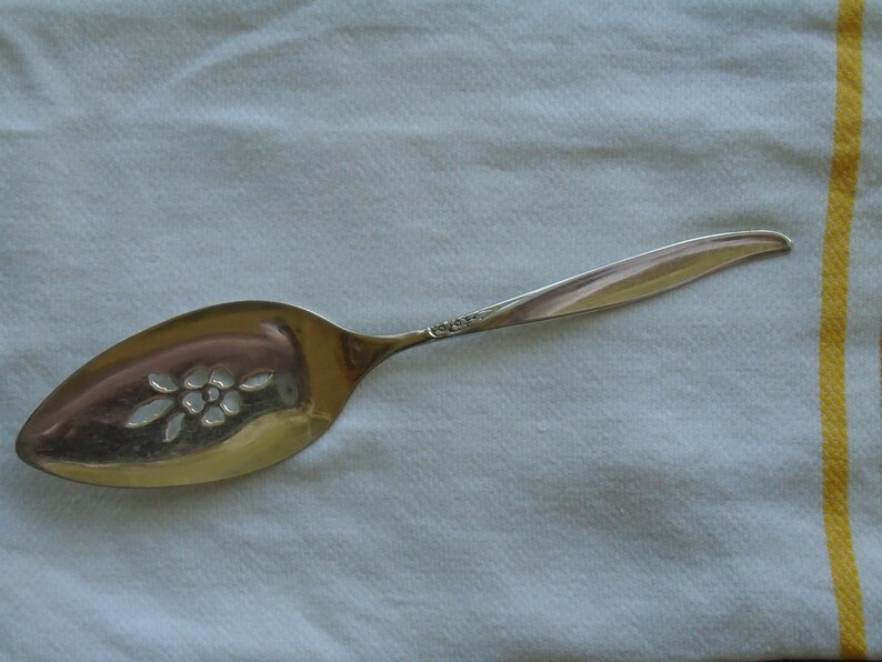 ONEIDA COMMUNITY SILVERPLATE Cake Server Winsome Pattern repeats in cut outs of paddle Vintage Silver Plated Server