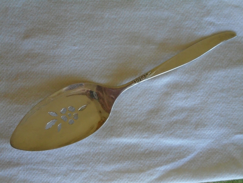 ONEIDA COMMUNITY SILVERPLATE Cake Server Winsome Pattern repeats in cut outs of paddle Vintage Silver Plated Server