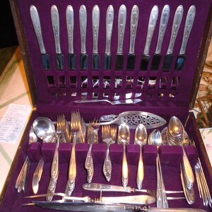 ONEIDA GROSVENOR SILVERPLATE, 121 Pieces. 1920s Flatware Set Service for 12, (99) plus service for 10 (22) Luncheon Set. Many Serving Pieces