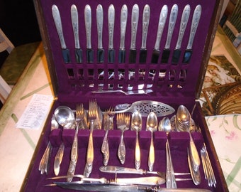 ONEIDA GROSVENOR SILVERPLATE, 121 Pieces. 1920s Flatware Set Service for 12, (99) plus service for 10 (22) Luncheon Set. Many Serving Pieces