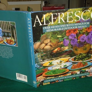 ALFRESCO: Über 100 Rezepte mit Menüs für unvergessliche Mahlzeiten im Freien, von Linda Burgess - Hardcover