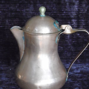 Cafetière en cuivre. Belle patine et charme vieilli, fond bulbeux qui accélère la conduction de la chaleur, forme minimisant l'évaporation. Ferme