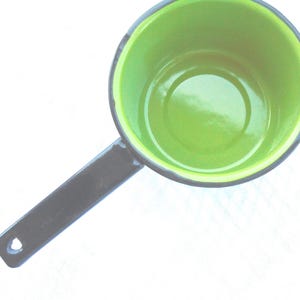 Sartén de cocina esmaltada color verde aguacate con borde y asa negros - estilo rústico de granja - década de 1940 - olla para cocinar al aire libre.