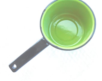 Avocadogroene emaille kookpan met zwarte rand en handvat - landelijke boerderij - jaren 40 - kookpot voor kampvuur.