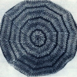 Peut inclure: Un tapis rond bleu en tricot avec un motif circulaire. Le tapis a une surface textur&eacute;e et est fait de fil.