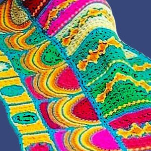 Peut inclure: Une couverture en crochet colorée avec une variété de motifs et de couleurs, notamment le rose, le jaune, le vert et le bleu.