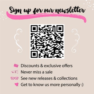 K&ouml;nnte beinhalten: Eine rosa und wei&szlig;e Grafik mit dem Text "Melden Sie sich f&uuml;r unseren Newsletter an". Ein schwarz-wei&szlig;er QR-Code befindet sich in der Mitte der Grafik. Unter dem QR-Code befindet sich eine Liste der Vorteile einer Newsletter-Anmeldung: Rabatte & exklusive Angebote, Verpassen Sie keinen Sale, Sehen Sie neue Ver&ouml;ffentlichungen & Kollektionen, Lernen Sie uns pers&ouml;nlich kennen :)