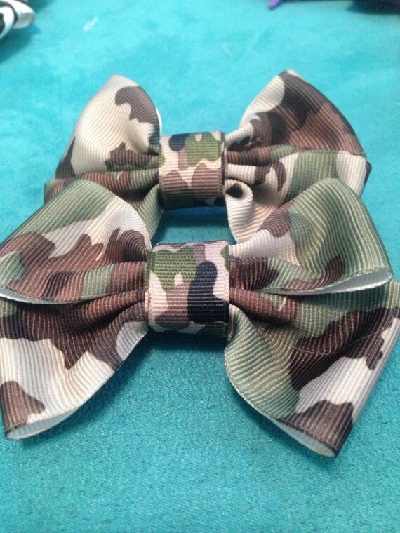 Items similar to Camo bow on Etsy