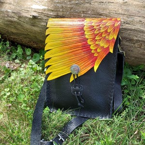 Bolso bandolera tipo cartera con alas de piel de fénix