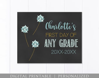 Letrero personalizado de pizarra para el primer día de clases, con flores, para cualquier grado (imprimible digitalmente)
