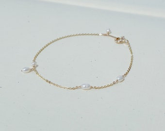 Dancing Pearl bracelet, 14k gold filled long chain bracelet, floating pearl bracelet, baroque pearl, rice pearl, bracelet gift