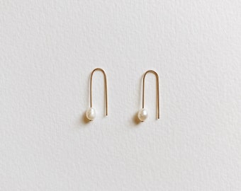 PERLEN-Einfädler-Ohrringe, U-Einfädler, Süßwasserperle, 14k Gold gefüllter Ohrring, minimalistischer Goldschläfer, Mini-Perlen-Einfädler-Ohrringe