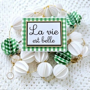 Guirlande de boules en papier blanc et vichy vert avec perles de rocailles dorées avec carte assortie