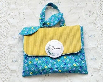 Pochette tissu matelassé bleu et velours jaune avec badge personnalisé