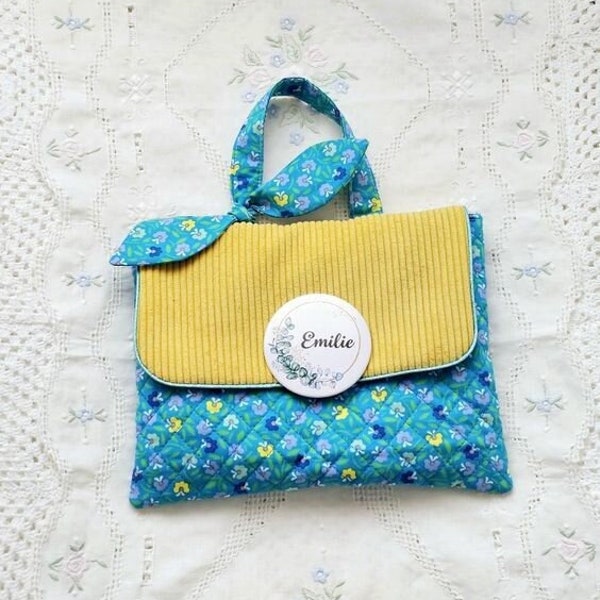 Pochette tissu matelassé bleu et velours jaune avec badge personnalisé