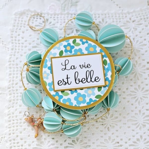 Guirlande de boules en papier bleu  avec perles de rocailles dorées et carte assortie