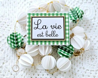 Guirlande de boules en papier blanc et vichy vert avec perles de rocailles dorées avec carte assortie