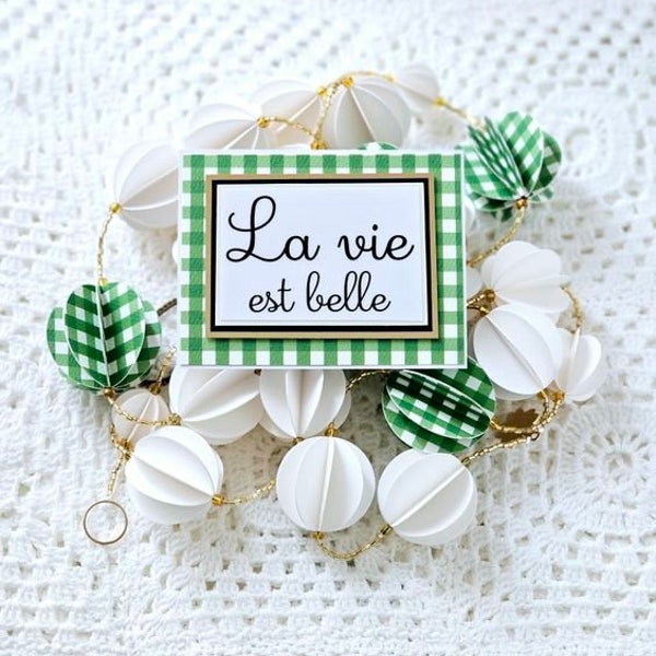 Guirlande de boules en papier blanc et vichy vert avec perles de rocailles dorées avec carte assortie