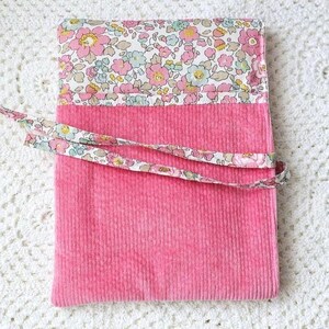 Pochette carnet de santé en velours rose et liberty