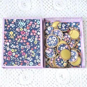 boite et guirlande papier bleu fleuri et perles dorées
