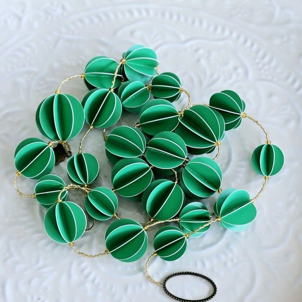 Guirlande de boules en papier vert avec perles de rocailles dorées