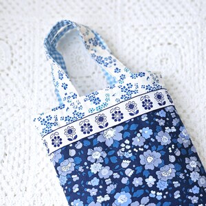 Tote bag petit format en tissu coton fleuri bleu avec poche en Liberty