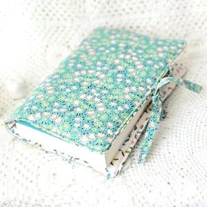 Housse Protège livre / carnet de santé en tissu coton fleuri vert