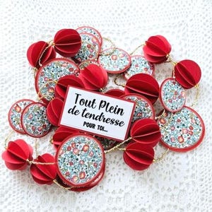 Guirlande de boules en papier et ronds en tissu Liberty