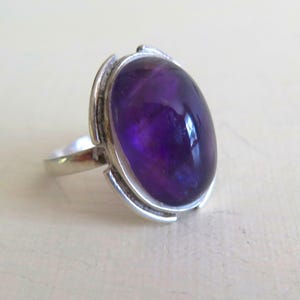 Vintage Art Nouveau Style Solid Sterling Silver 925 Bezel Set Natural Deep Purple Amethyst Gemstone Ring Size UK T - US 8.5
