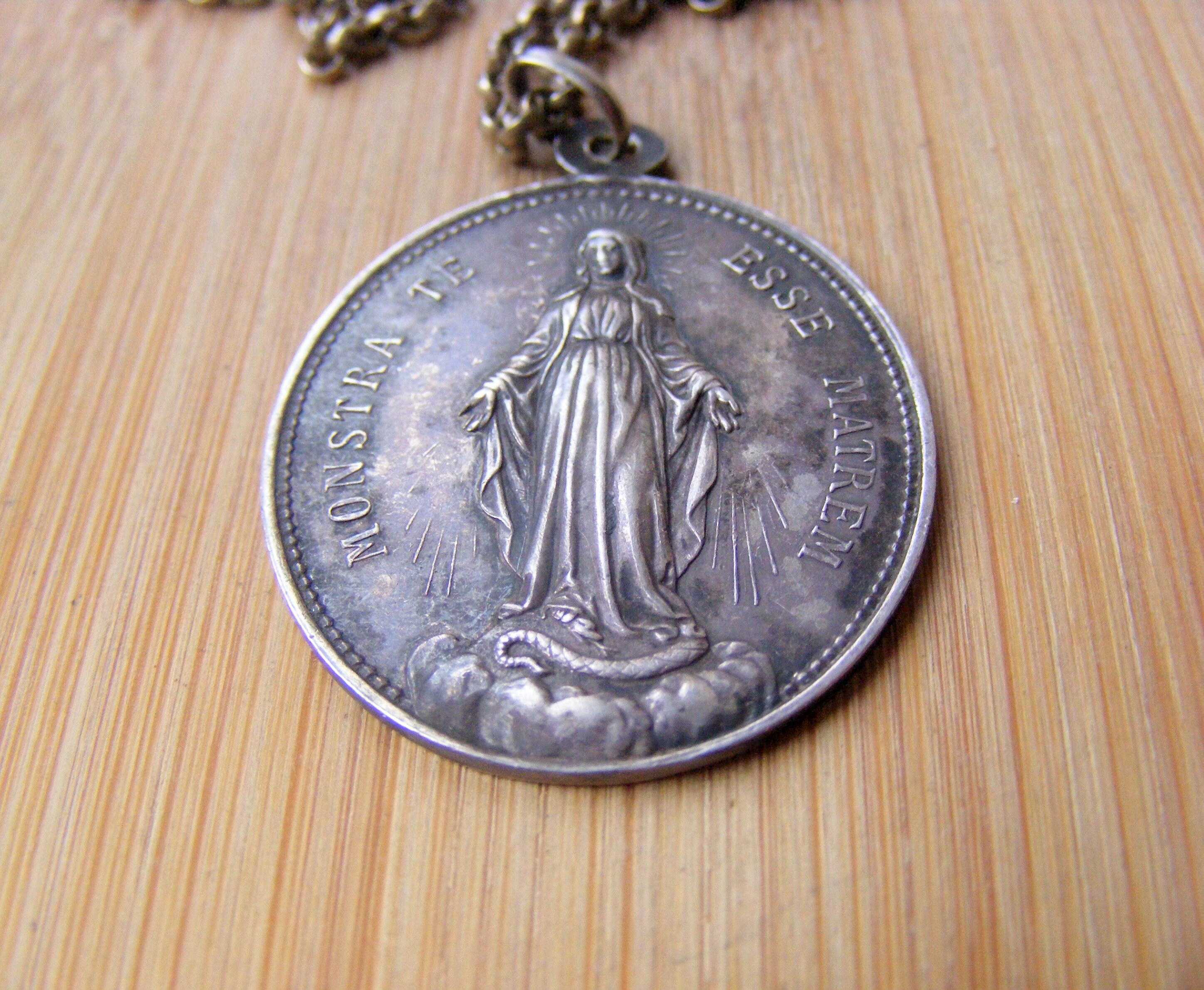 ancien pendentif en argent massif, religieux, congrégation des saints