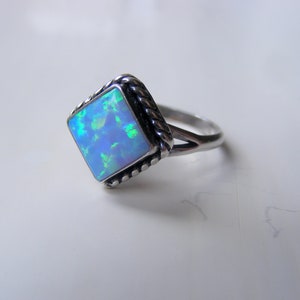 Anillo vintage de plata de ley maciza 925 con bisel trenzado y ópalo de fuego sintético azul - Talla L (Reino Unido) - 5,5 (EE. UU.)