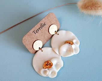 Boucles d'oreilles blanches en porcelaine peintes à l'or