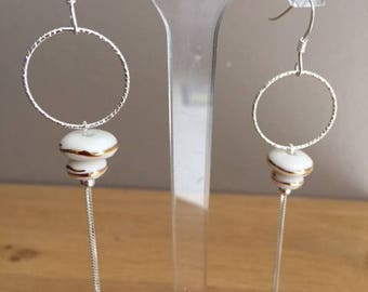 Boucles d'oreilles blanches en porcelaine peintes à l'or