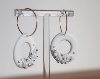 Boucles d'oreilles en porcelaine blanche peintes à l'or