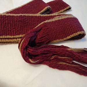 ES205 Shirley Sash, hermoso cinturón/faja texturizado en color burdeos y tostado, 121" x 2 5/8".