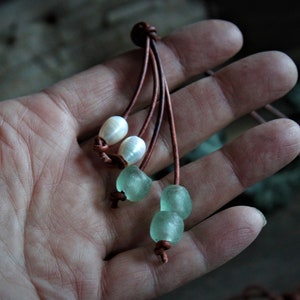 Collier de perles et de verre de mer bleu, collier en cuir réglable en verre de plage, cadeau pour elle image 3
