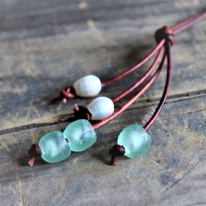 Collier de perles et de verre de mer bleu, collier en cuir réglable en verre de plage, cadeau pour elle image 5