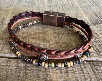 Pulsera envolvente estilo bohemio natural, joyería hippie urbana, cierre magnético fácil de usar.