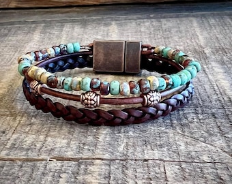 Pulsera envolvente estilo bohemio natural, joyería urbana hippie con cierre magnético fácil de usar.